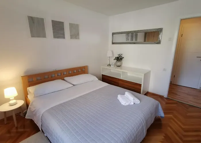 A Quick Walk To & Old Town Split