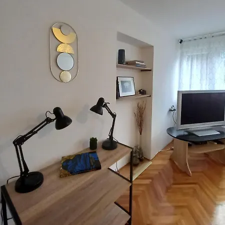 A Quick Walk To & Old Town *